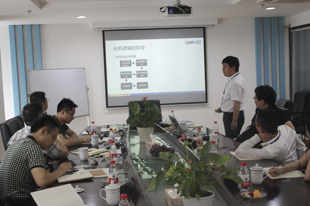 公司高層和中節(jié)能領(lǐng)導(dǎo)在會(huì)議室交流